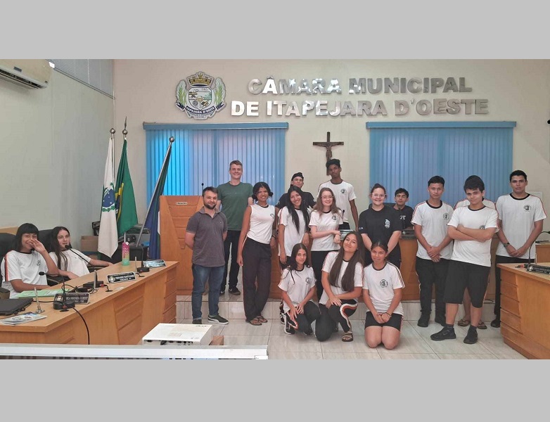 Câmara Municipal recebe alunos do Colégio Estadual Castelo Branco e promove encontro sobre o Poder Legislativo